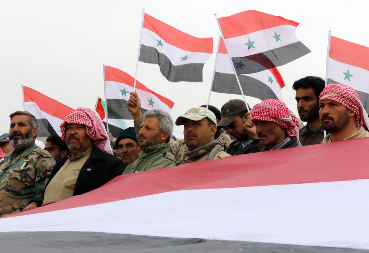 Сирийские добровольцы и их родственники на праздновании окончания военных учений недалеко от Дамаска