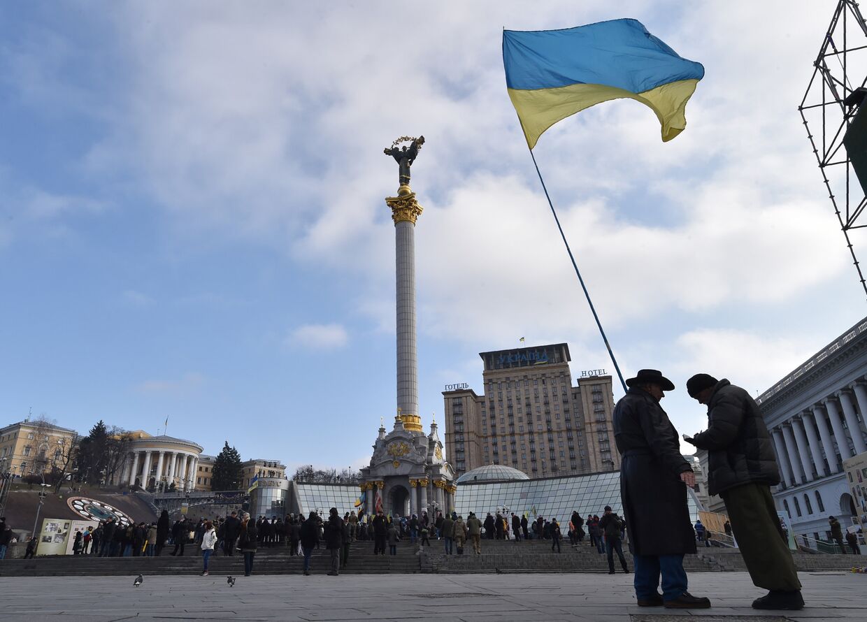 Активисты с украинским флагом на площади Независимости в Киеве