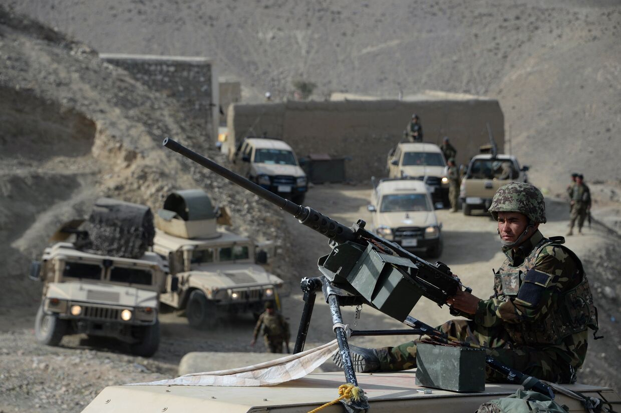 Афганские силы безопасности после операции против боевиков исламского государства (ДАИШ) в провинции Нангархар