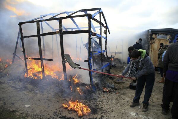 Последствия пожара в лагере эмигрантов Джунгли, недалеко от Кале