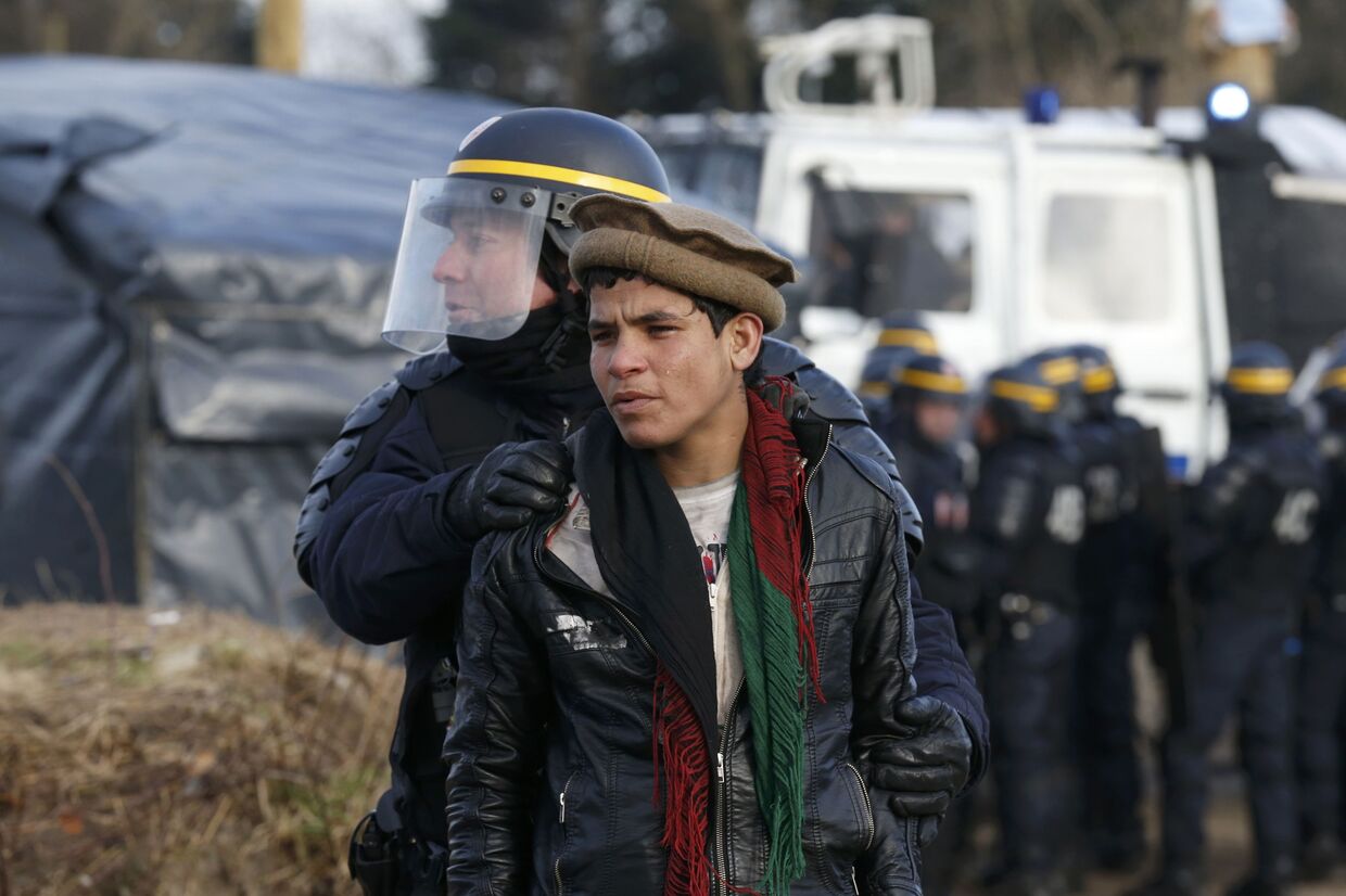 Сотрудник полиции задержал молодого мигранта, жителя стихийного лагеря Джунгли возле Кале