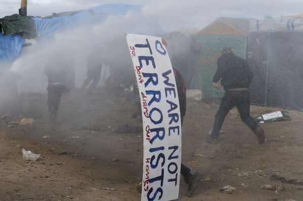 Жители стихийного лагеря Джунгли возле Кале во время беспорядков