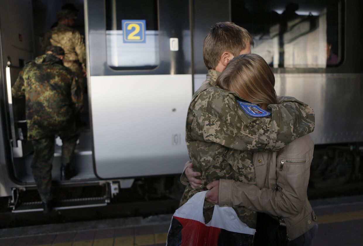 Солдат украинской армии обнимает свою сестру перед отправкой в зону боевых действий на востоке Украины