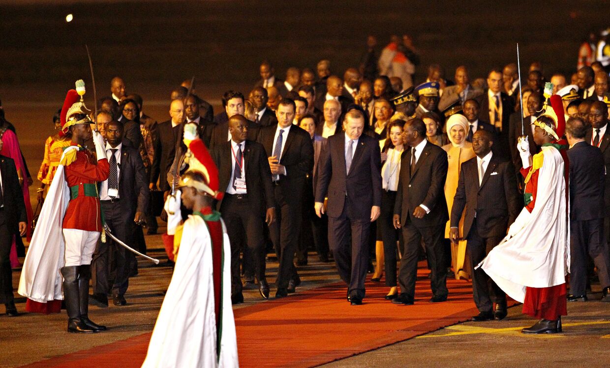 Президент Турции Реджеп Тайип Эрдоган и президент Кот-д’Ивуара Алассан Уаттара во время торжественной встречи в аэропорту Абиджана