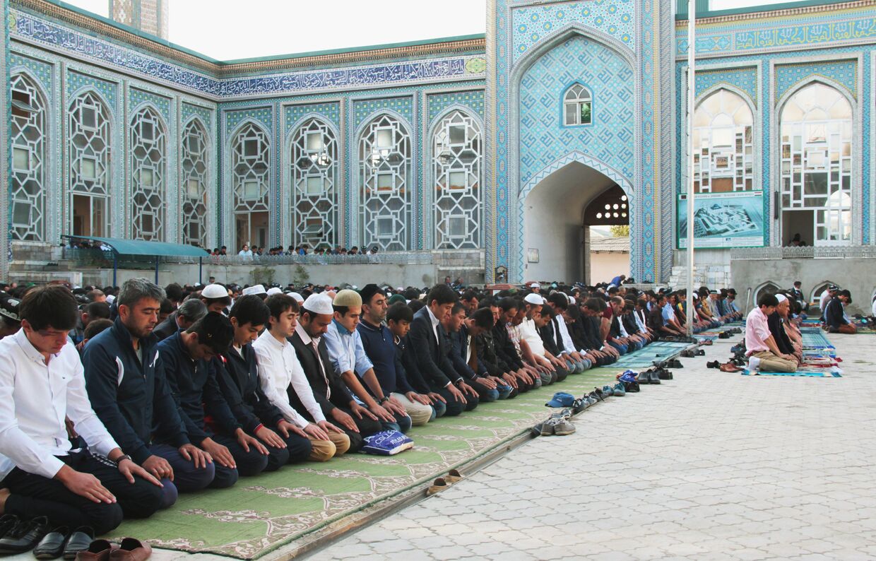 Мусульмане во время праздника Курбан-Байрам в центральной мечети Душанбе в Таджикистане