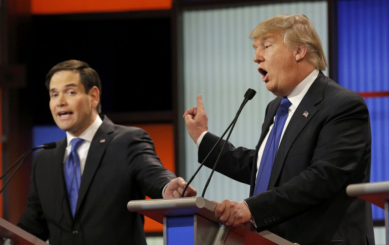 Кандидаты в президенты от Республиканской партии Дональд Трамп и Марко Рубио во время дебатов в Детройте