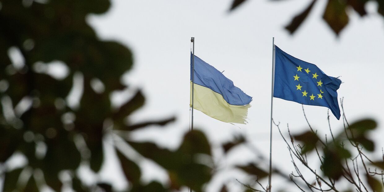 Флаги Украины и Европейского союза на одной из улиц Киева Флаги Украины и Европейского союза на одной из улиц Киева