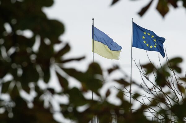 Флаги Украины и Европейского союза на одной из улиц Киева Флаги Украины и Европейского союза на одной из улиц Киева