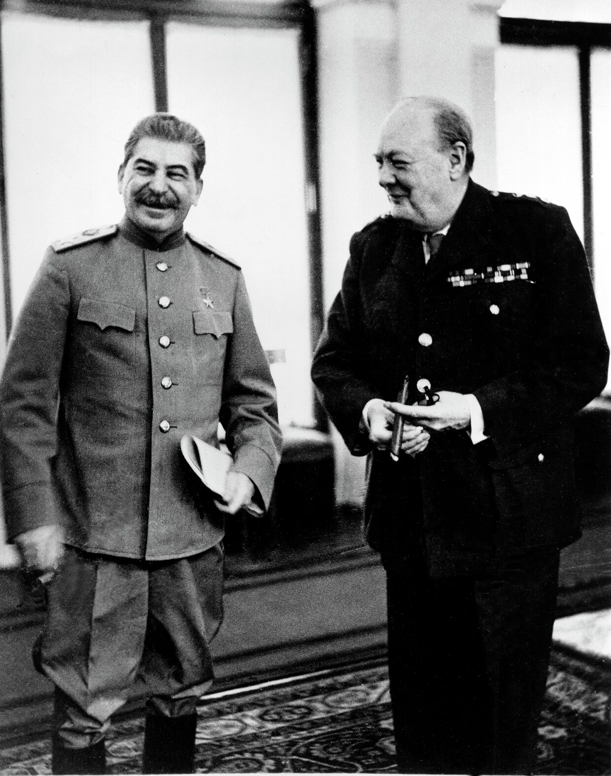 Маршал СССР Иосиф Виссарионович Сталин и премьер-министр Великобритании Уинстон Черчилль в Ливадийском дворце