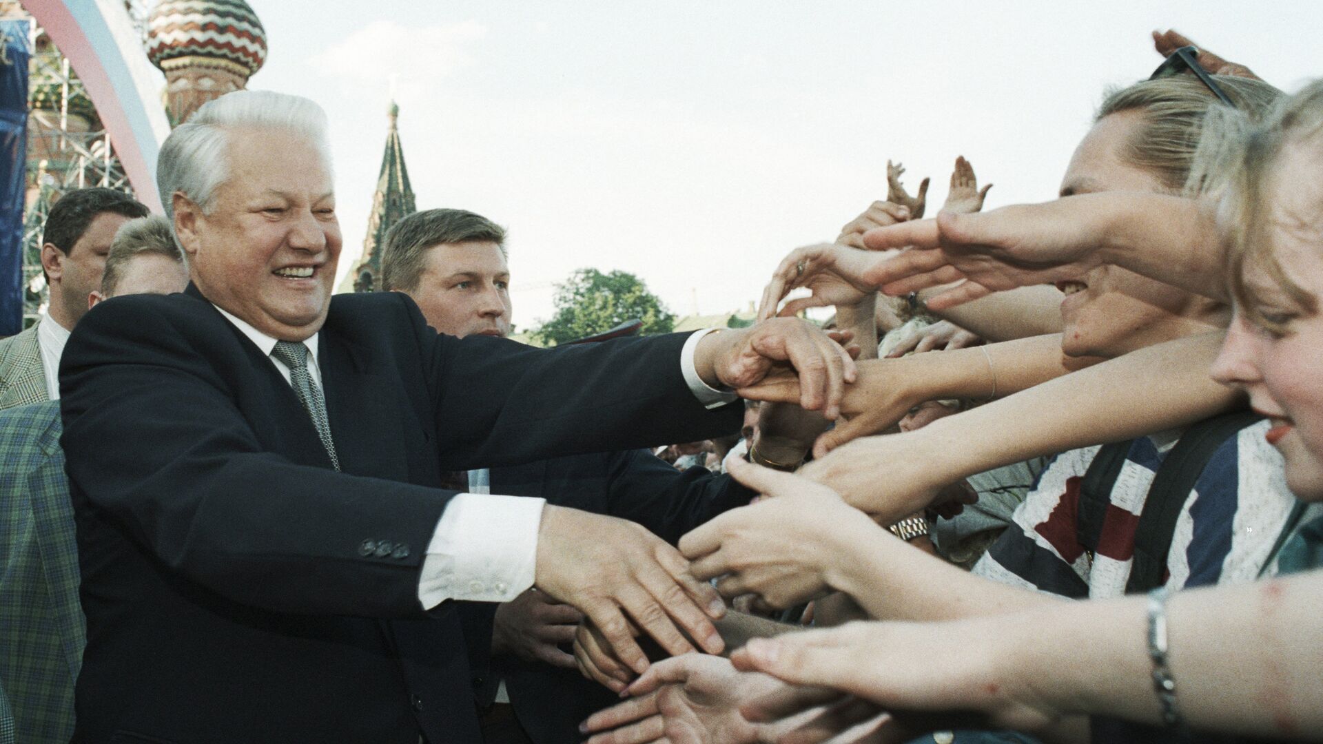 Президент России Борис Ельцин приветствует участников митинга-концерта, который состоялся на Васильевском спуске в честь Дня независимости России. 1996 год - ИноСМИ, 1920, 21.07.2021
