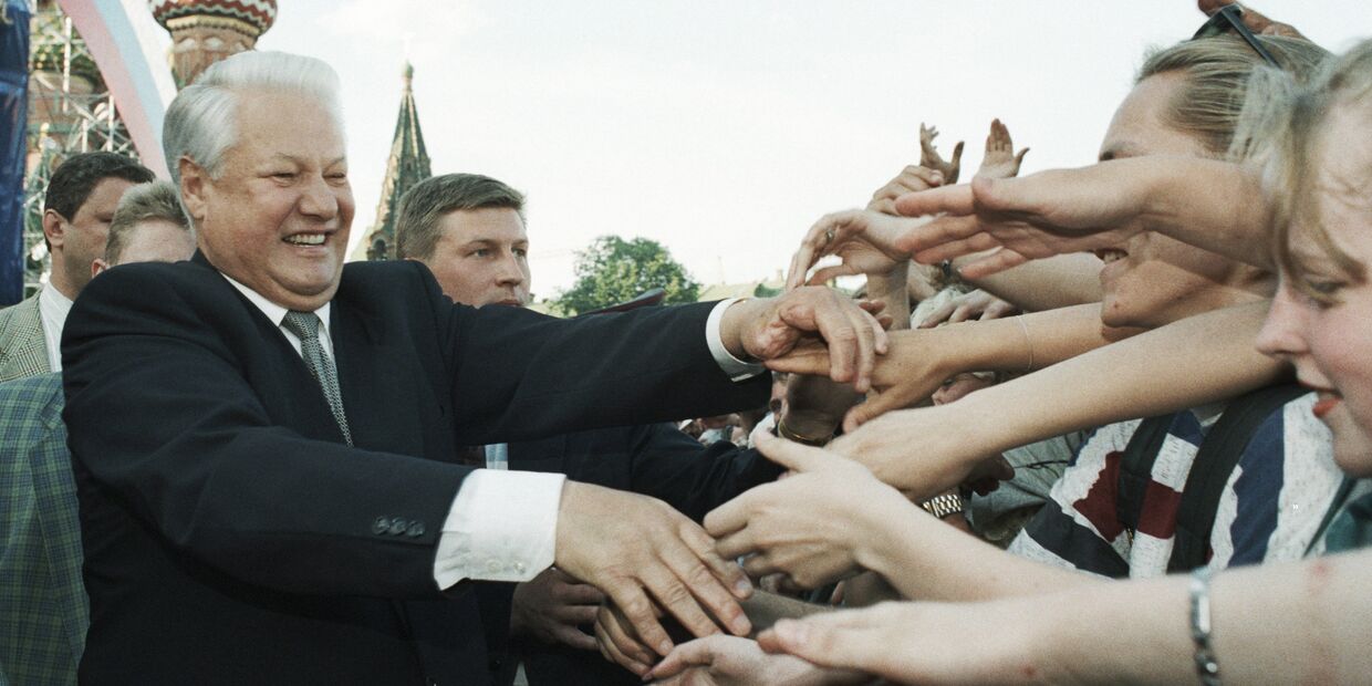 Президент России Борис Ельцин приветствует участников митинга-концерта, который состоялся на Васильевском спуске в честь Дня независимости России. 1996 год