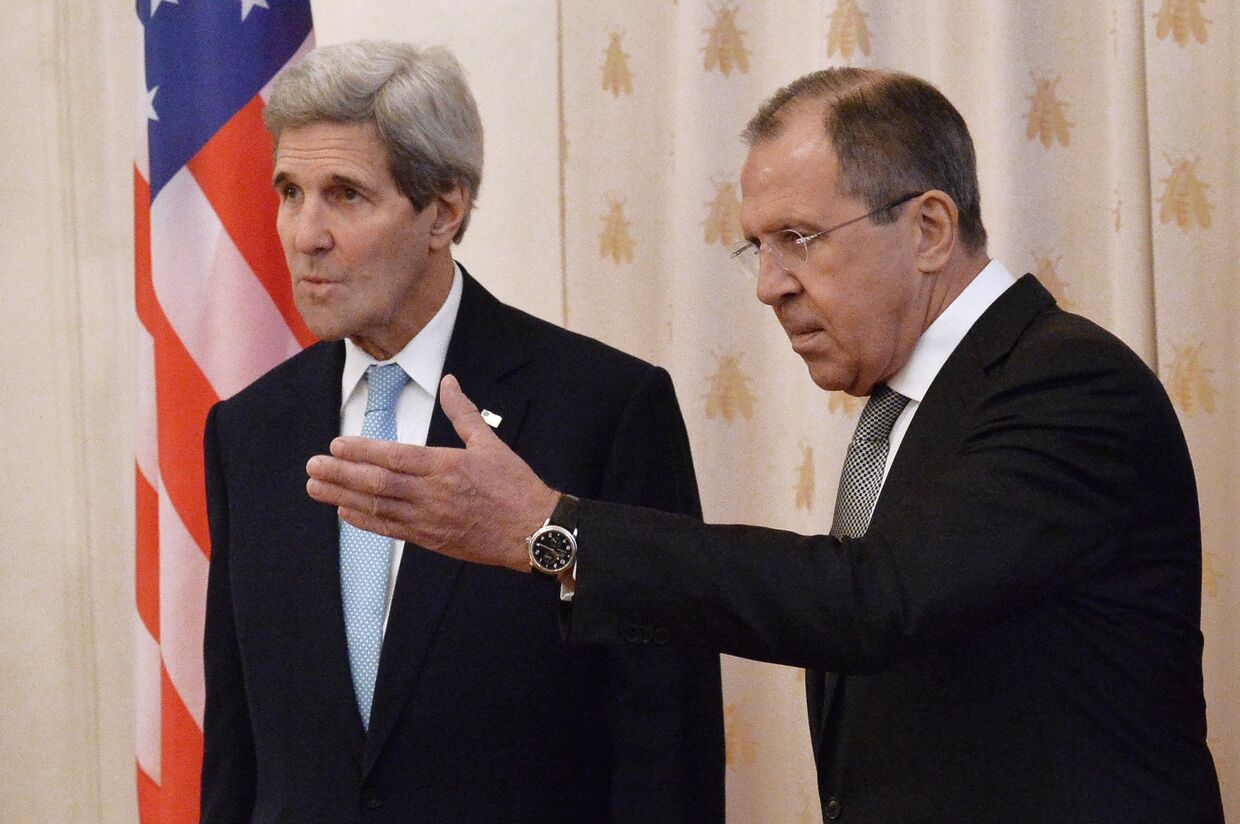 Министр иностранных дел РФ Сергей Лавров (справа) и государственный секретарь США Джон Керри во время встречи в Москве