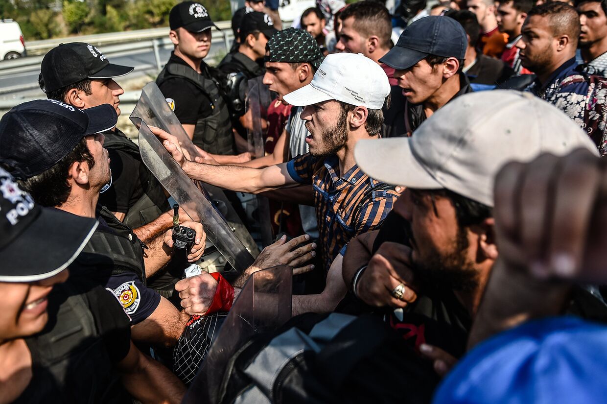 Столкновения между мигрантами и полицией в городе Эдрин на границе Турции с Грецией