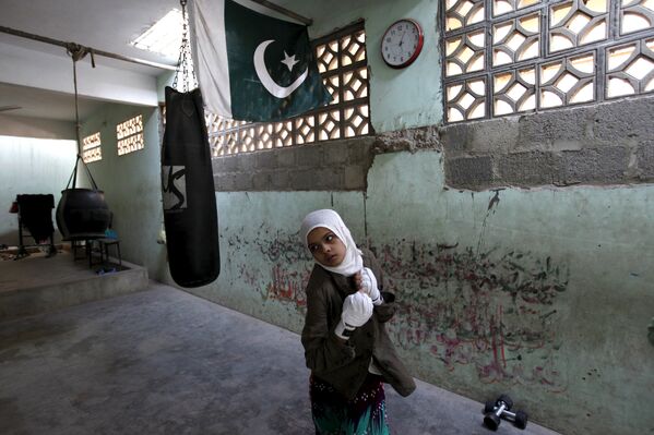 Девочки занимаются боксом в Карачи