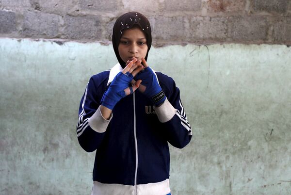 Девочки занимаются боксом в Карачи