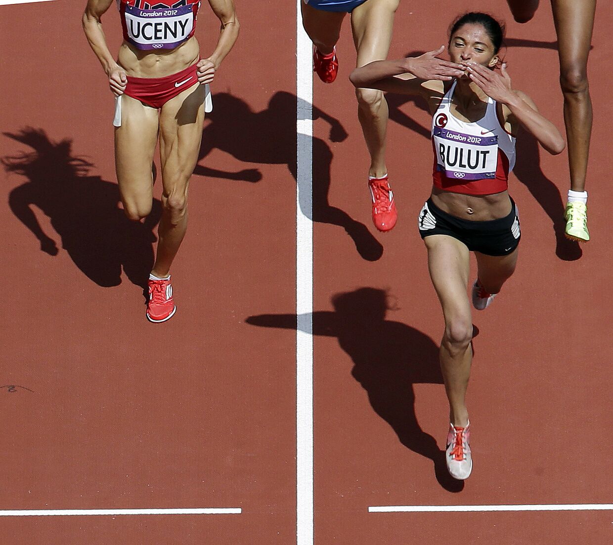Турецкая спортсменка Гамзе Булут после победы в забеге на 1500 метров во время Олимпийских игр 2012 года в Лондоне