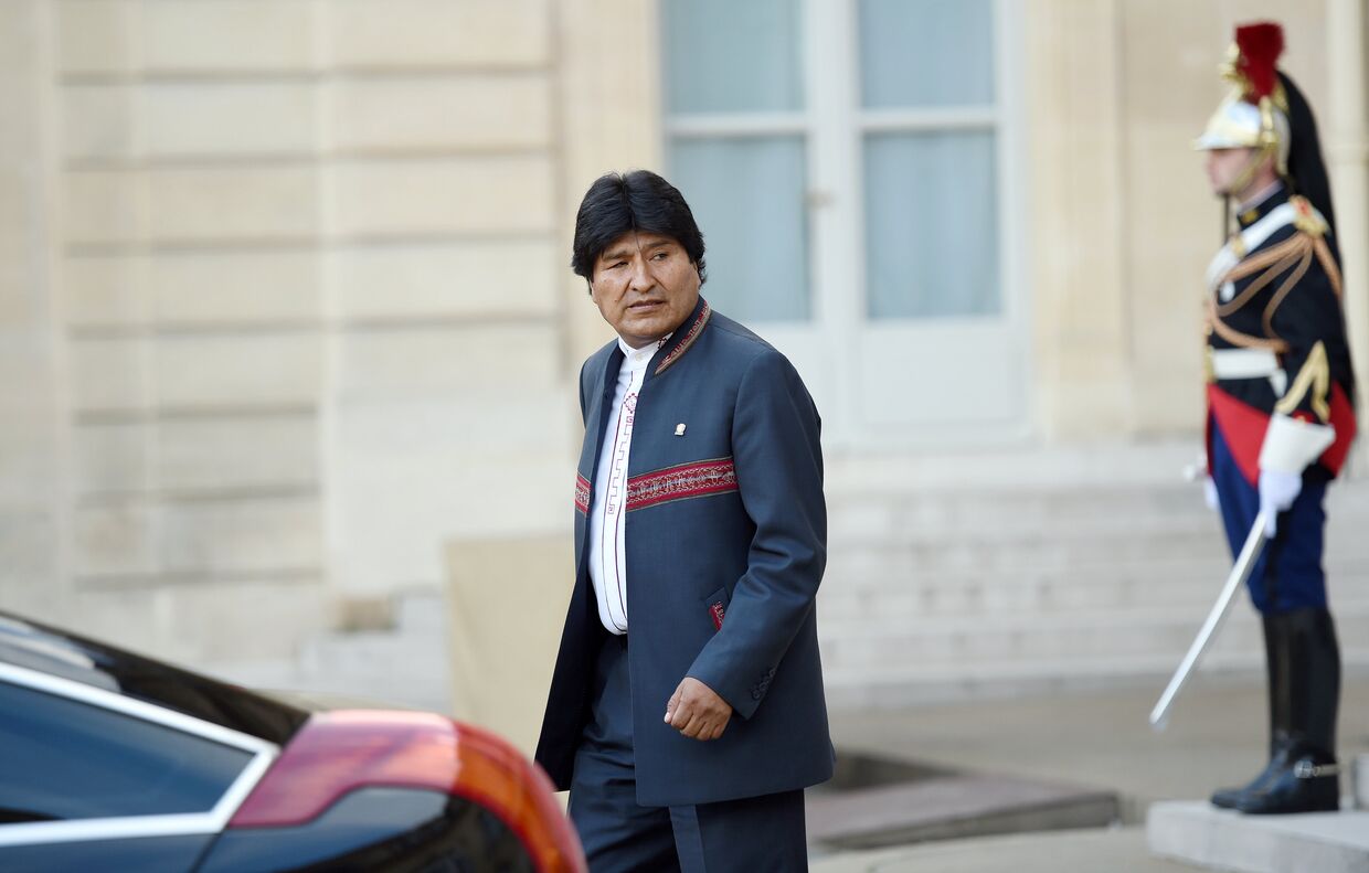 Президент Боливии Эво Моралес покидает Елисеевский дворец в Париже после встречи с президентом Франции Франсуа Олландом