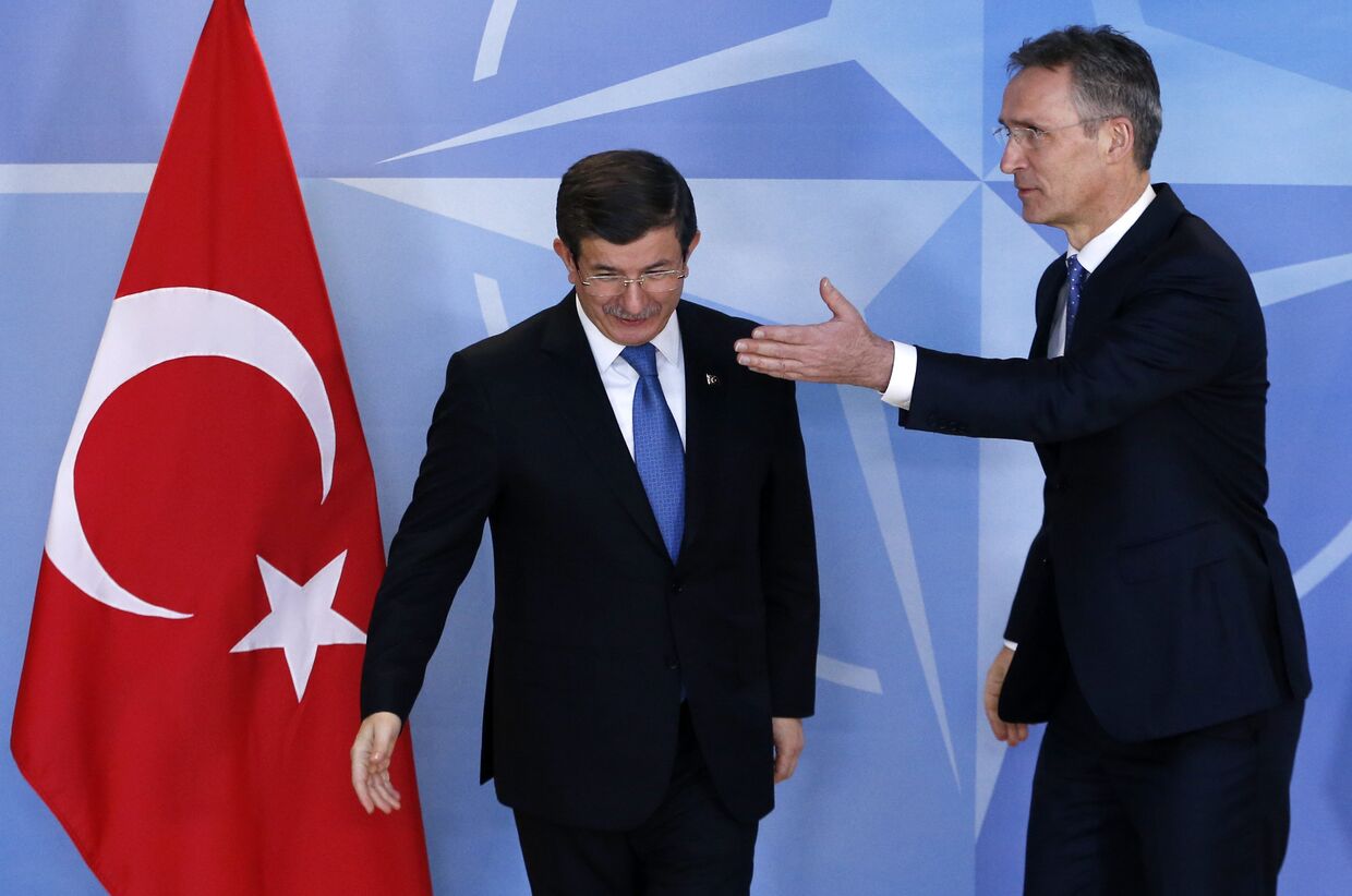 Генеральный секретарь НАТО Йенс Столтенберг приветствует премьер-министра Турции Ахмета Давутоглу на Саммит ЕС-Турция в Брюсселе
