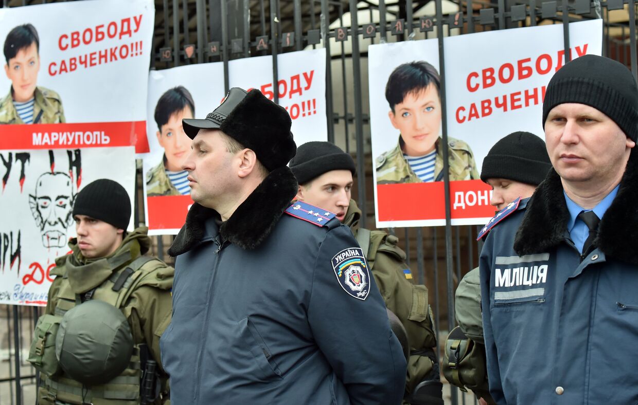 Милиция охраняет здание посольства России в Киеве во время акции протеста