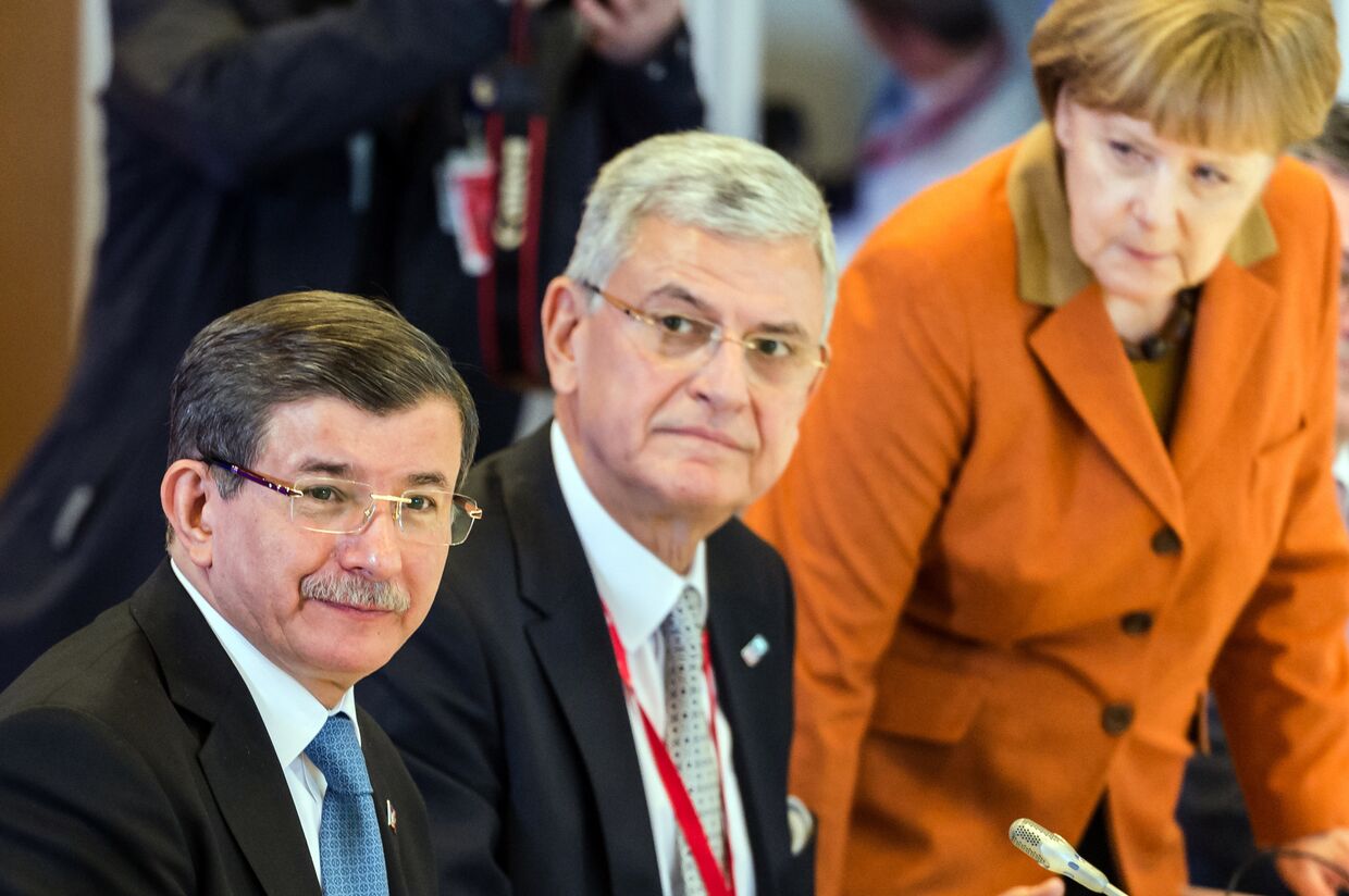 Канцлер Германии Ангела Меркель и премьер-министр Турции Ахмет Давутоглу во время встречи в Брюсселе