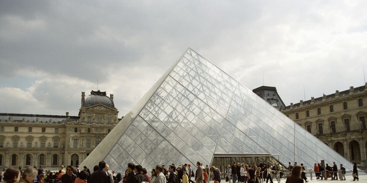 Стеклянная пирамида над входом в Лувр