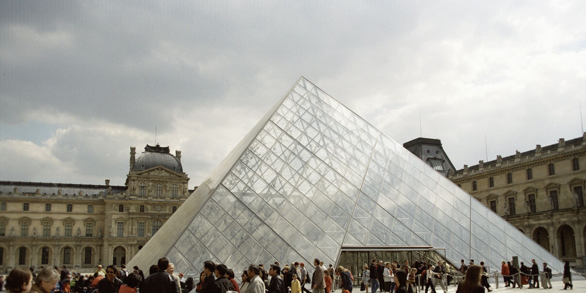 Стеклянная пирамида над входом в Лувр - ИноСМИ, 1920, 30.06.2023