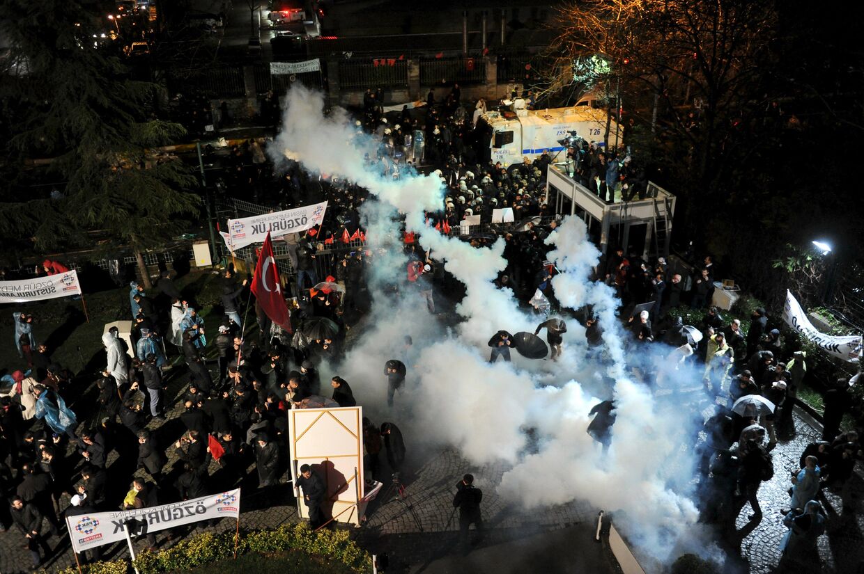 Разгон турецкой полицией протестующих сотрудников оппозиционной газеты Zaman