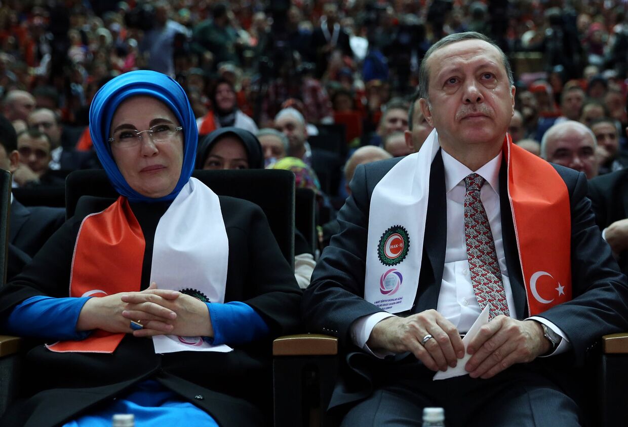 Реджип Тайип Эрдоган с супругой Эмине на встрече женщин-членов профсоюзов в Анкаре