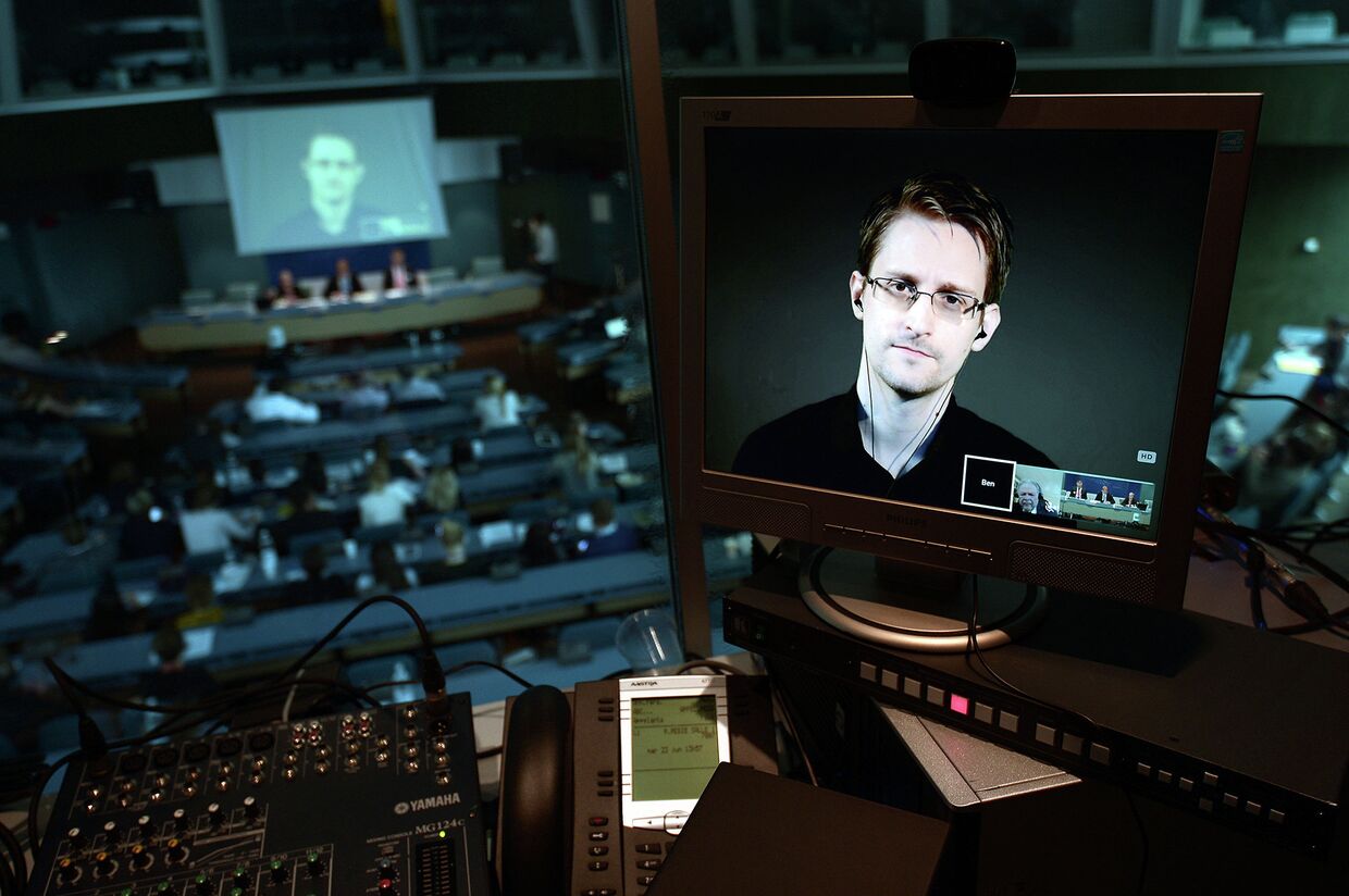 Бывший сотрудник ЦРУ и Агентства национальной безопасности США Эдвард Сноуден на экране монитора во время видеосвязи из России
