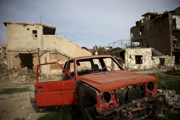 Брошенный автомобиль в разрушенном авиаударами пригороде Дамаска