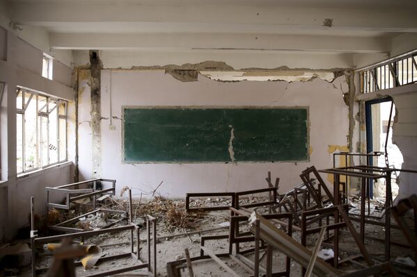 Разрушенный класс в одной из школ в пригороде Дамаска