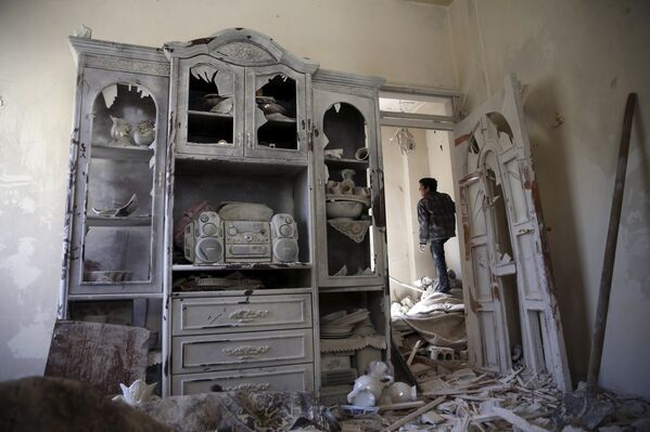 Мальчик в разрушенном доме в пригороде Дамаска
