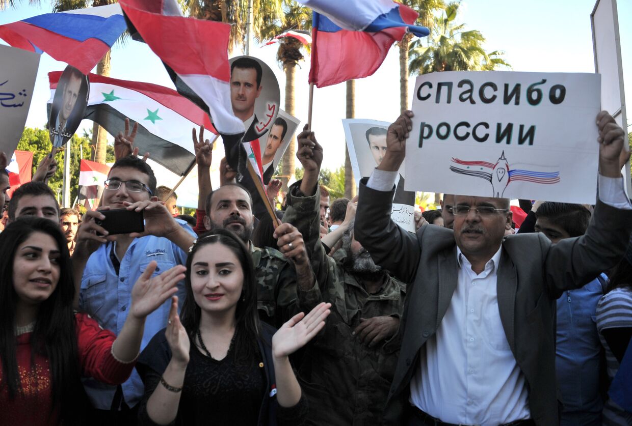 Участники митинга в Тартусе в поддержку операции Воздушно-космических сил РФ в Сирии