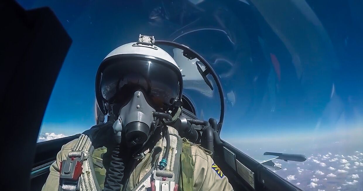 Пилот истребителя Су-30 ВКС РФ во время боевого вылета в Сирии