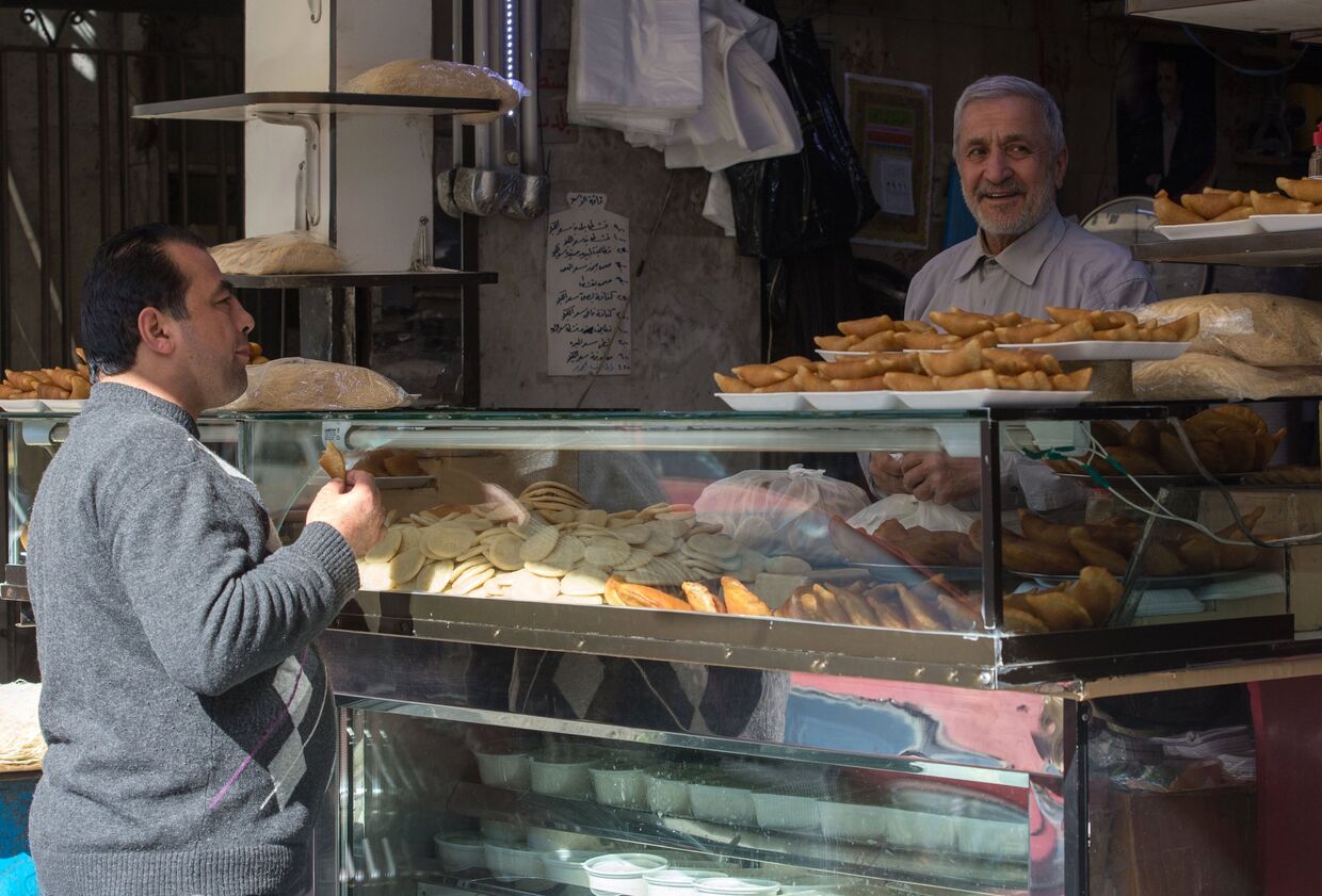 Торговля выпечкой на одной из улиц Дамаска