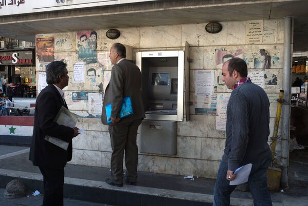 Жители Дамаска у банкомата