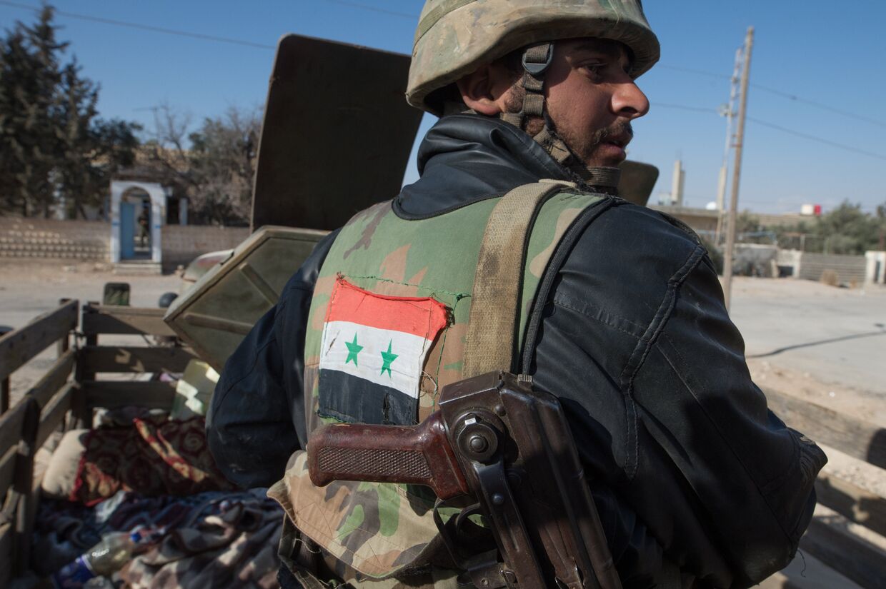 Бойцы Сирийской арабской армии ведут бой против отрядов террористов в окрестностях города Мхин в Сирии