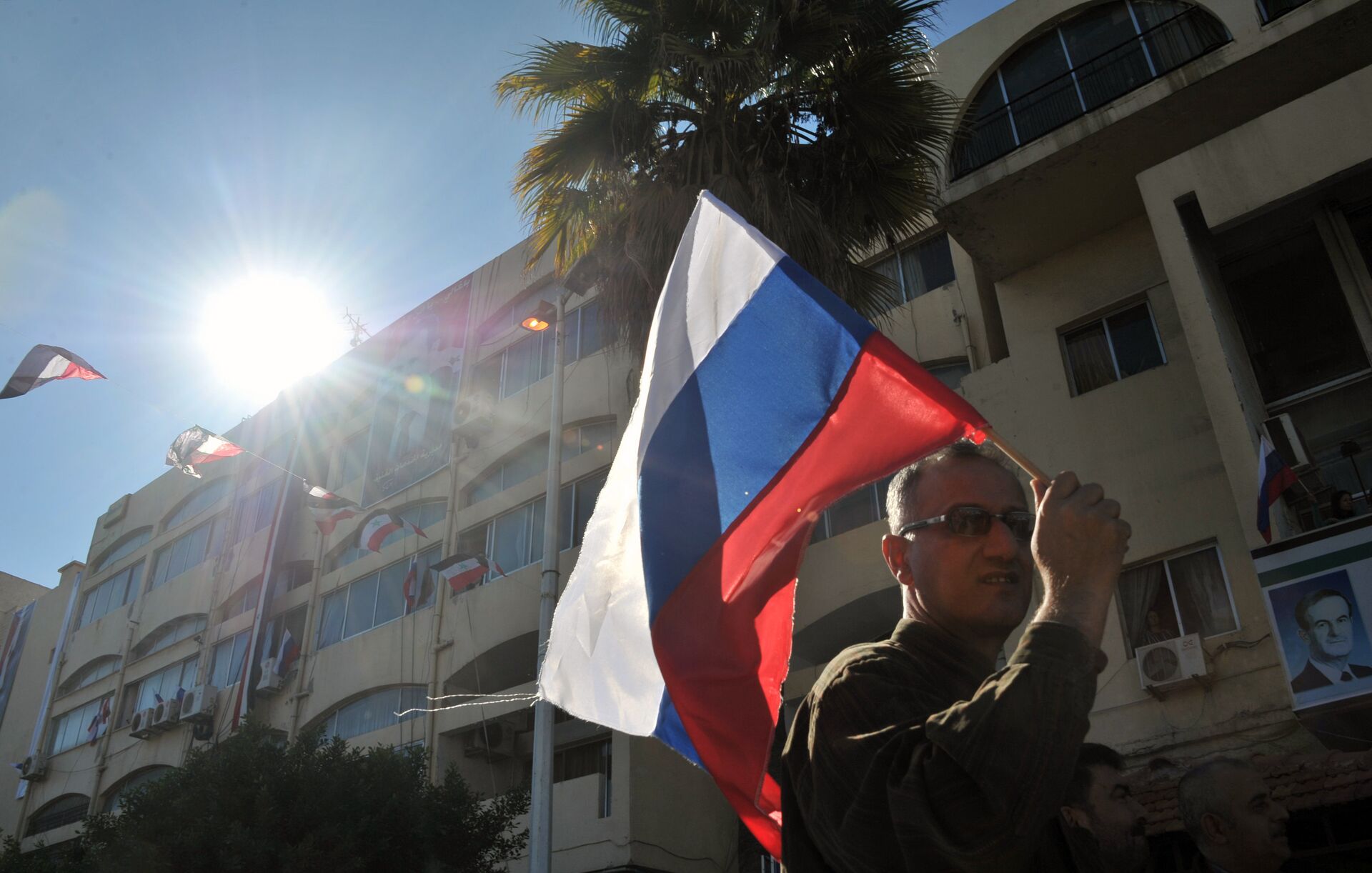 Митинг в поддержку операции российской авиагруппы прошел в городе Тартус - ИноСМИ, 1920, 17.06.2026