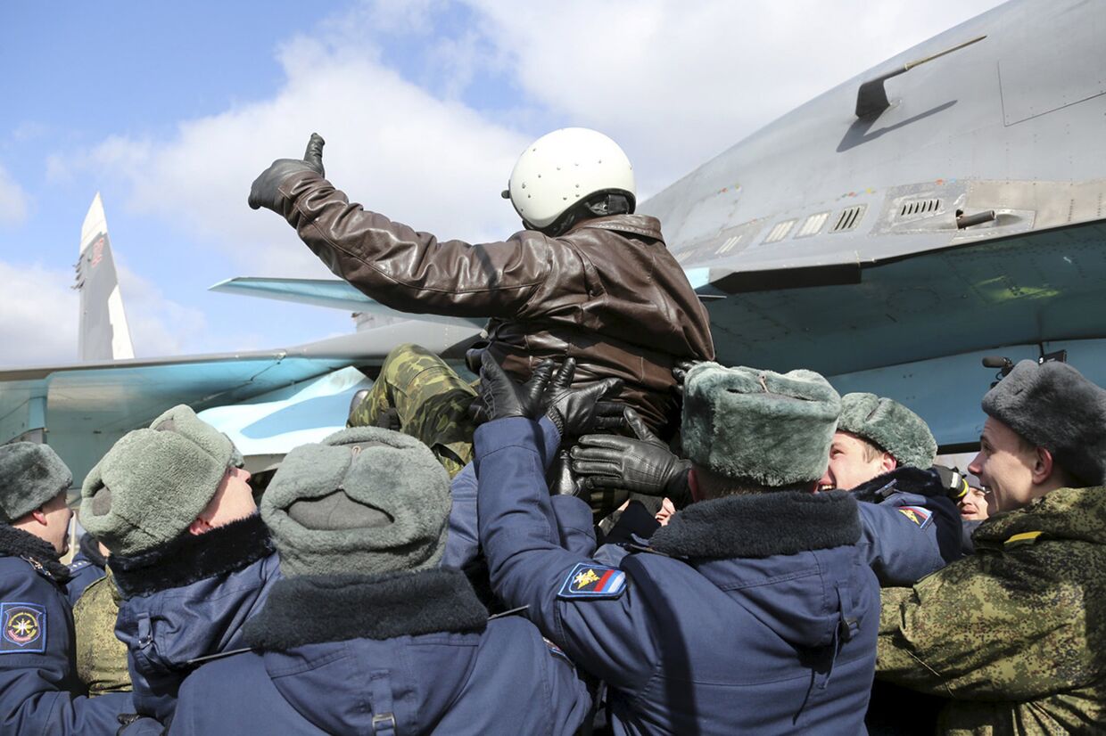 Встреча пилота ВКС России, вернувшегося из Сирии, на аэродроме под Воронежем