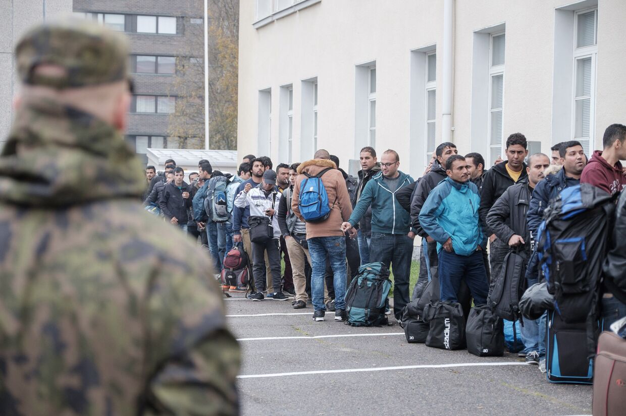 Мигранты ожидают распределения в городе Торнио в Финляндии