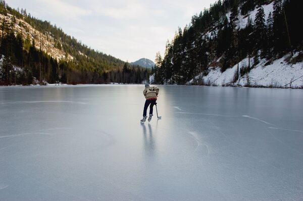 Хоккей на замершем озере в горах
