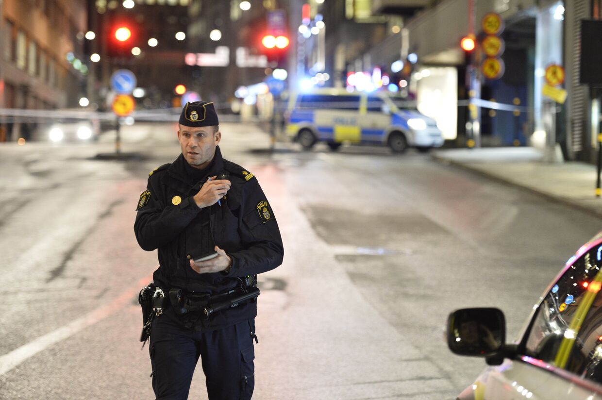Сотрудник шведской полиции на улице Стокгольма