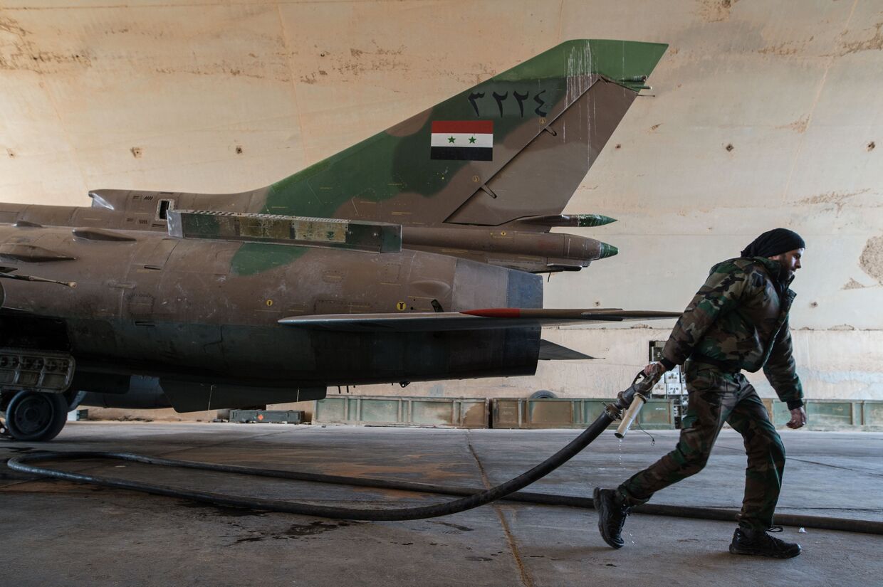 Военнослужащий сирийской армии готовит к вылету самолет СУ-22 на базе Военно-воздушных сил Сирии в провинции Хомс