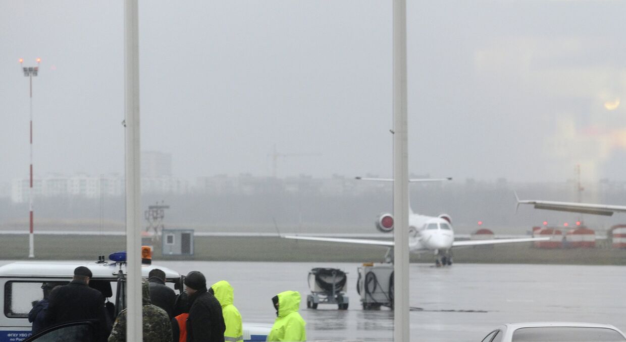 Сотрудники оперативных служб в аэропорту Ростова-на-Дону, где при посадке разбился пассажирский самолет Boeing-737-800
