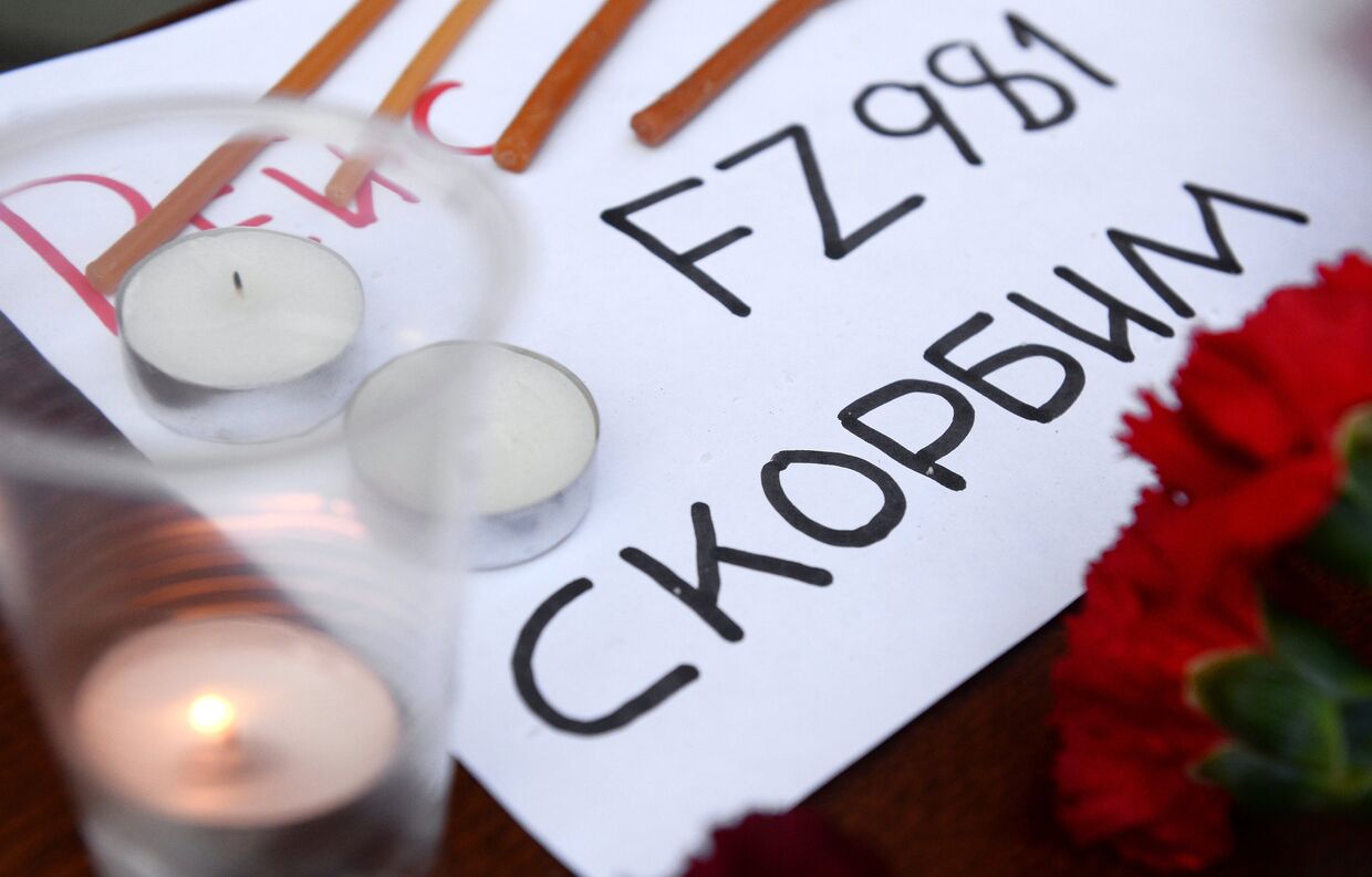 Акция в память о погибших в авиакатастрофе Boeing-737 в Ростове-на-Дону проходит у представительства Ростовской области в Москве