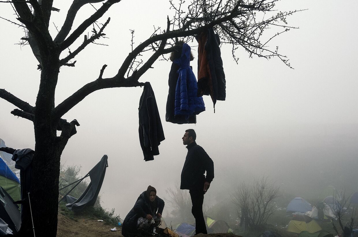 Мигранты во временном лагере на греческо-македонской границе в районе деревни Идомени, Греция