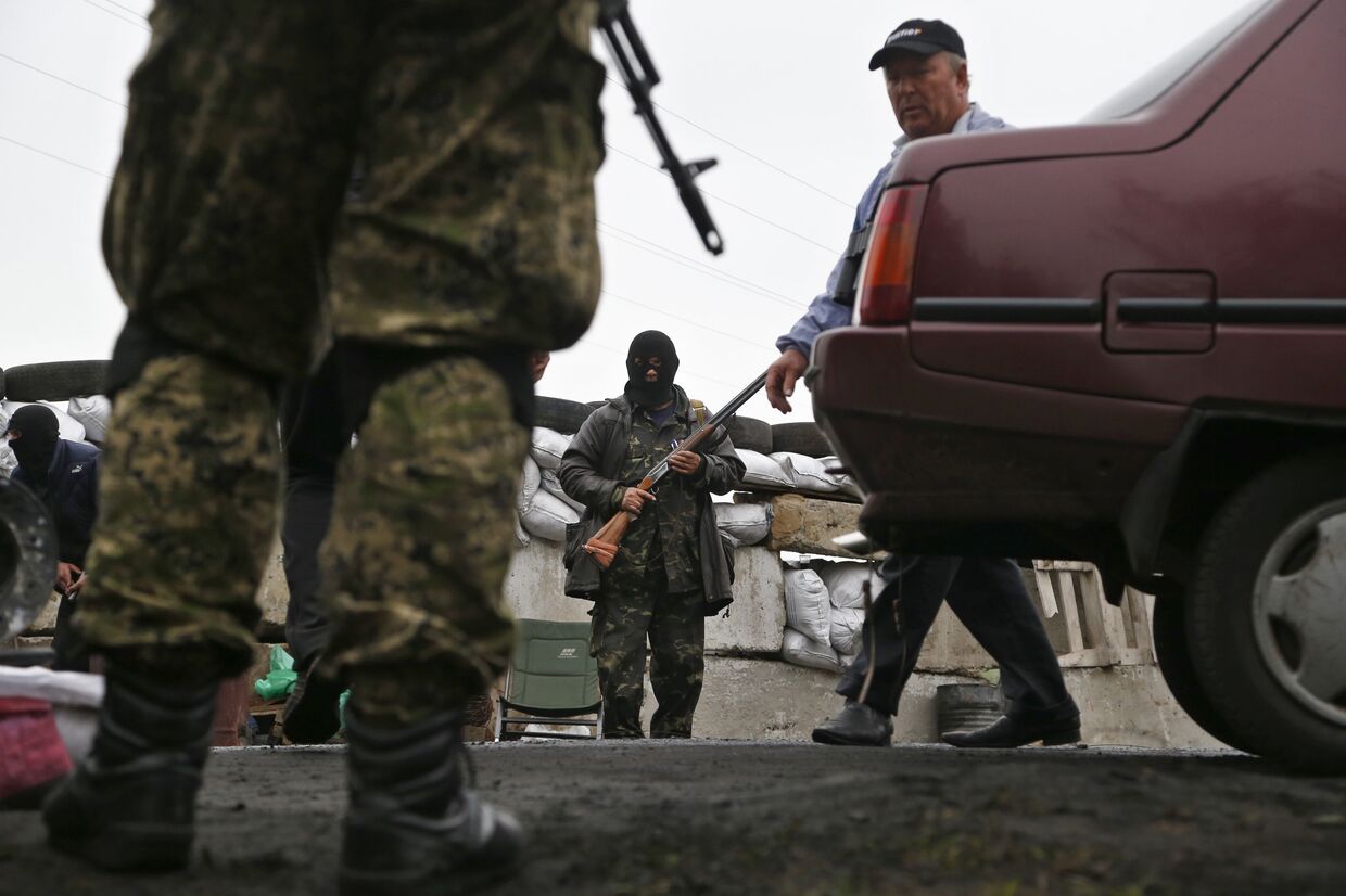 Пророссийские ополченцы осматривают автомобили в Славянске