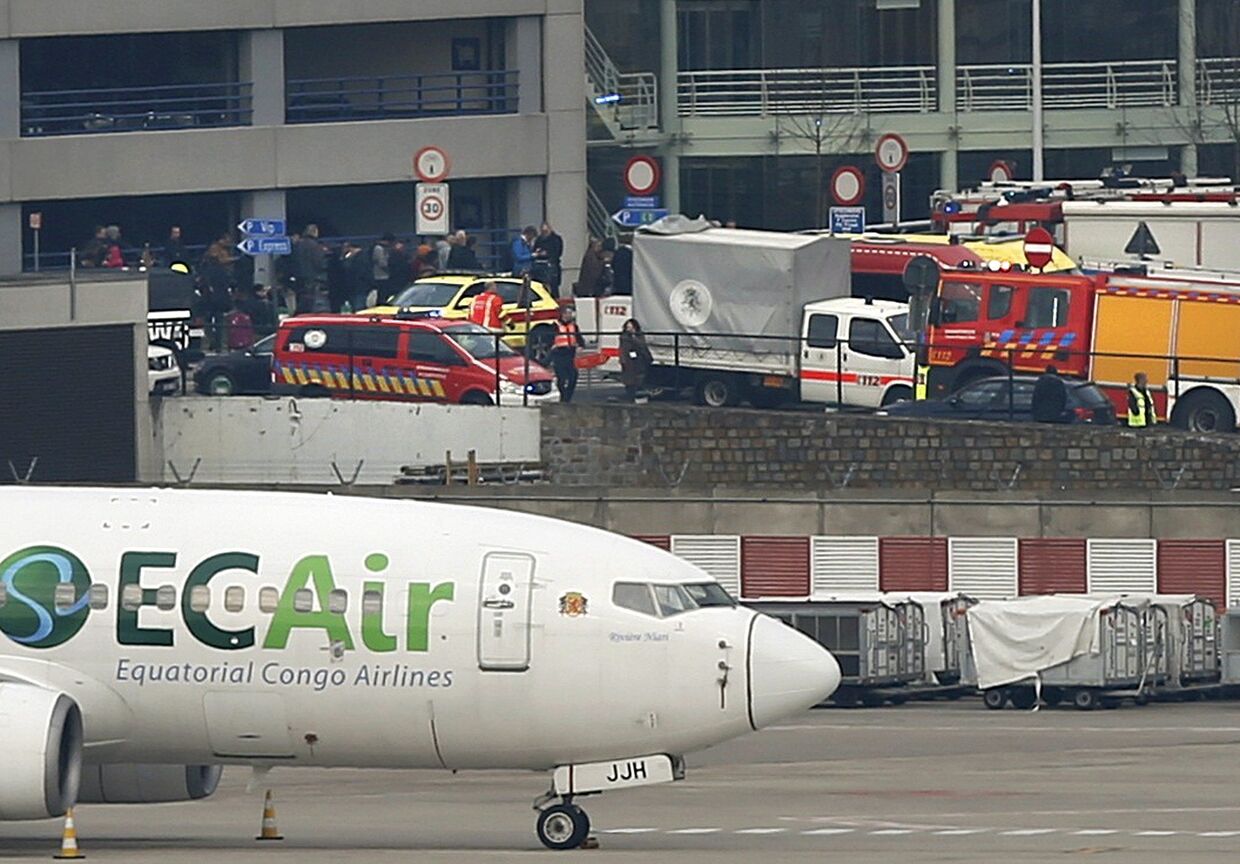Службы спасения на месте взрыва в аэропорту в Брюсселе