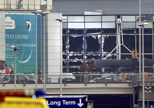 Разбитые окна на месте взрывов в аэропорту в Брюсселе
