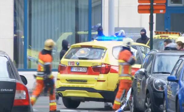 Службы спасения работают на месте взрывов в аэропорту в Брюсселе